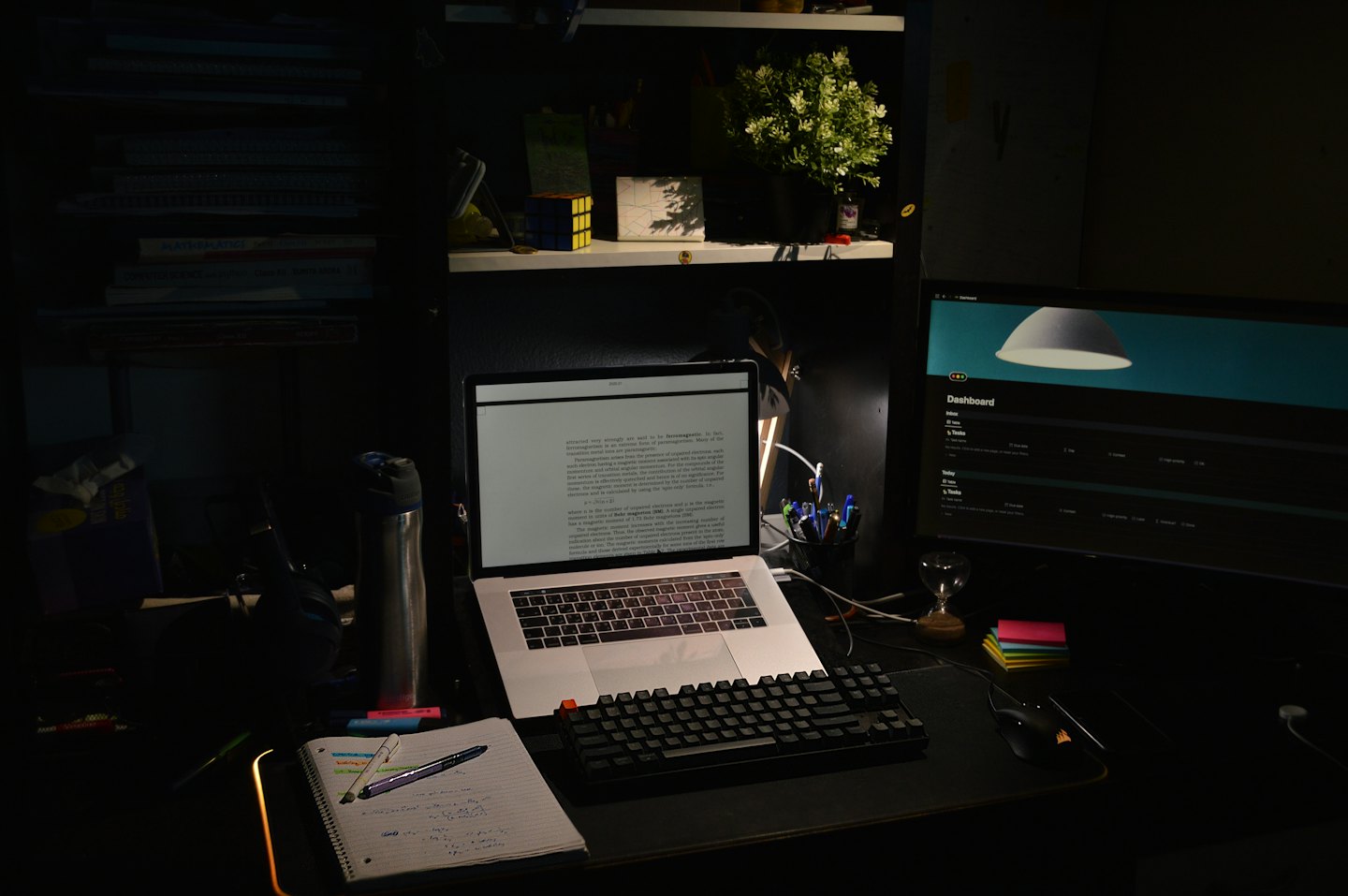 Laptop, monitor i notatnik na biurku w domowym biurze.